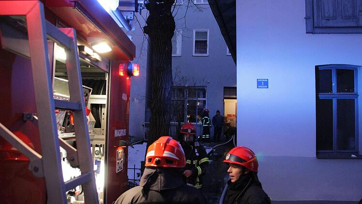 Von der Nägleinsgasse aus drangen Feuerwehrleute in das Gebäude ein. Zwei weitere Löschfahrzeuge standen unterdessen am Markt bereit.Foto: Jochen Berger