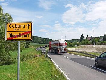 Ab Dienstag, 1. August, werden hier keine Autos mehr rollen. Die B 303 Richtung Oberelldorf wird dann zur Großbaustelle.  Foto: Archiv
