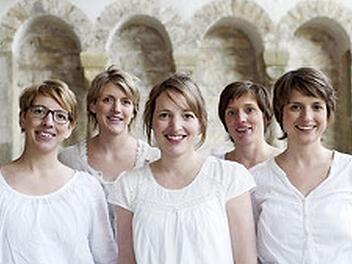 F&uuml;nf Schwestern bilden das Vokalensemble. Foto: PR