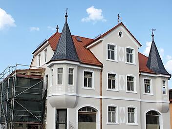 Die Gemeinde Knetzgau erl&auml;sst ein neues F&ouml;rderprogramm zur Erhaltung der Ortskerne. Die ehemalige Mendelsvilla bereichert schon w&auml;hrend der Sanierungszeit den Ortskern von Knetzgau. Foto: Christiane Reuther