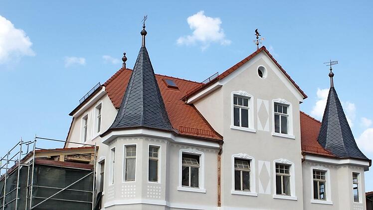 Die Gemeinde Knetzgau erl&auml;sst ein neues F&ouml;rderprogramm zur Erhaltung der Ortskerne. Die ehemalige Mendelsvilla bereichert schon w&auml;hrend der Sanierungszeit den Ortskern von Knetzgau. Foto: Christiane Reuther