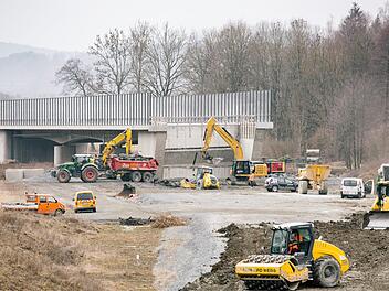 An der Brücke, die über die Straße nach Roßlach führt, ist bereits ein Damm gebaut. Bis April soll gleiches nun auch bei der nahen Rodachbrücke (im Bild) erfolgen. Foto: Marian Hamacher