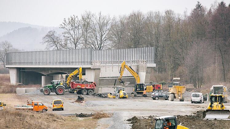 An der Brücke, die über die Straße nach Roßlach führt, ist bereits ein Damm gebaut. Bis April soll gleiches nun auch bei der nahen Rodachbrücke (im Bild) erfolgen. Foto: Marian Hamacher