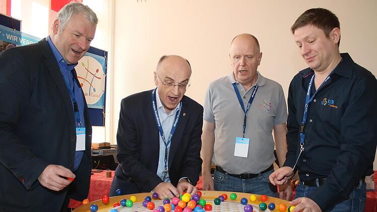 Die Spieletage 2019 sind seit Donnerstagmorgen eröffnet. Und (von links) Eberns Bürgermeister Jürgen Hennemann, Landrat Wilhelm Schneider, Bernd Bullnheimer von "Main Connect" sowie Kreisjugendring-Vorsitzender Daniel Fischer hatten gleich viel Spaß.