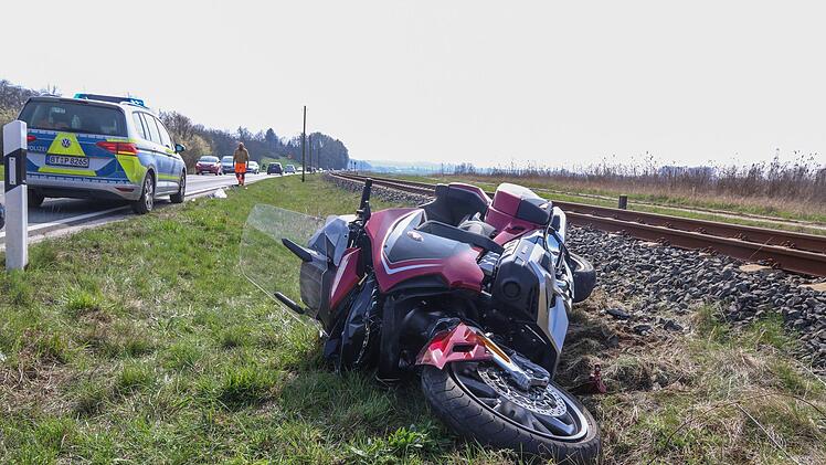 Bei Wiesenthau verungl&uuml;ckte am 2. April ein Motorradfahrer. Foto: NEWS5 /Merzbach