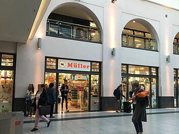 Platz 1: Bei unserem Preisvergleich am Nürnberger Hauptbahnhof ist Müller der Sieger. Hier können die Kunden unsere 13 verglichenen Produkte am günstigsten  einkaufen. Foto: Verena Reubel