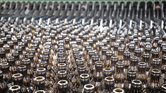 Flasche leer: Brauereien beklagen ein zum Teil deutliches Minus beim Umsatz.  Foto: Christian Charisius, dpa