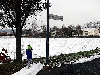 Diesem Buben gefällt der Schnee auf dem künftigen Sportplatz der Fußballakademie unterhalb der Frauengrundhalle in Ebern. Bald soll er saftig grünen Rasen tragen, damit die Fußballtalente aus aller Welt dort trainieren können. Bis dahin sind noch einige Arbeiten zu erledigen. Helmut Will