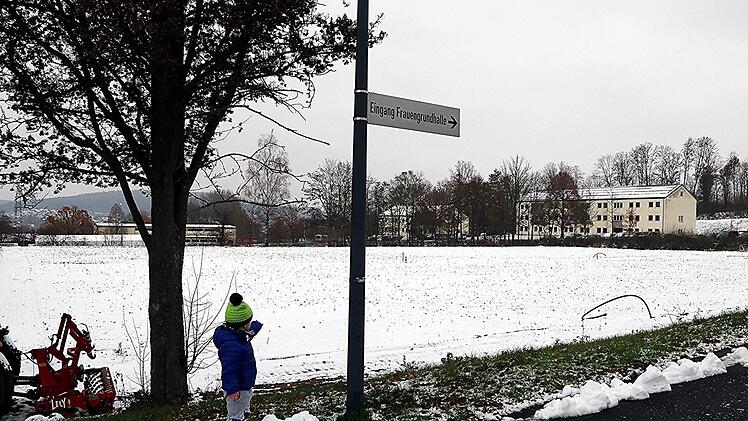 Diesem Buben gefällt der Schnee auf dem künftigen Sportplatz der Fußballakademie unterhalb der Frauengrundhalle in Ebern. Bald soll er saftig grünen Rasen tragen, damit die Fußballtalente aus aller Welt dort trainieren können. Bis dahin sind noch einige Arbeiten zu erledigen. Helmut Will