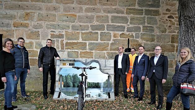 &Uuml;bergabe der Ladestation mit (v. l.) Mira Benker, Verwaltungsleiter Benjamin Wich und B&uuml;rgermeister Martin Bernreuther sowie (v. r.) Rathausmitarbeiterin Sandra Peters, Christopher Ermisch und Sven Zink (beide Raiba), Vorarbeiter Werner Hirschmann und Norbert Knorr (Raiba)