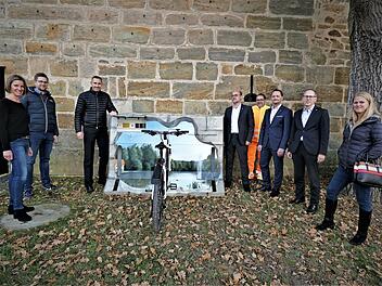Übergabe der Ladestation mit (v. l.) Mira Benker, Verwaltungsleiter Benjamin Wich und Bürgermeister Martin Bernreuther sowie (v. r.) Rathausmitarbeiterin Sandra Peters, Christopher Ermisch und Sven Zink (beide Raiba), Vorarbeiter Werner Hirschmann und Norbert Knorr (Raiba)