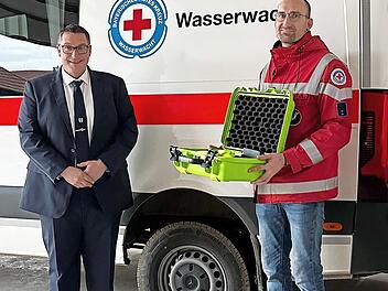 B&uuml;rgermeister Jochen Weber (l.) und der Vorsitzende der Wasserwacht, Sebastian Hoffer, bei der &Uuml;bergabe des AquaEye.