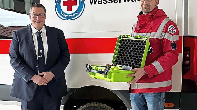 B&uuml;rgermeister Jochen Weber (l.) und der Vorsitzende der Wasserwacht, Sebastian Hoffer, bei der &Uuml;bergabe des AquaEye.