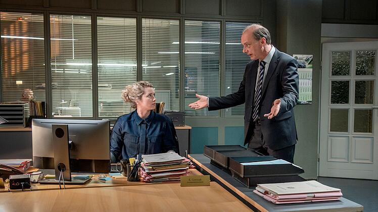 Leonie Winkler (Cornelia Gr&ouml;schel) und Peter Schnabel (Martin Brambach) diskutieren auf dem Kommissariat kontrovers &uuml;ber den Fall Amanda.