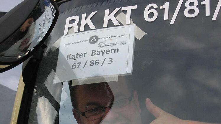 Thorsten Dennerlein beim Anbringen des im Kontingent verwendeten Funkrufnamens des Einsatzfahrzeuges