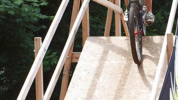 Kurz vor dem Ziel stand noch diese steile Holzbrücke im Weg, die aber der Gesamtzweiten auf der Marathon-Distanz, Tanja Trinkwalter (RVC Trieb), keine Probleme bereitete.