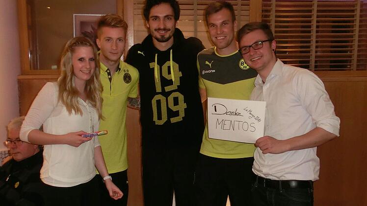 Gruppenbild mit Dame (v.l.): Jennifer Löser, die Spieler Marco Reus, Mats Hummels und Kevin Großkreutz sowie Sandro Metz.