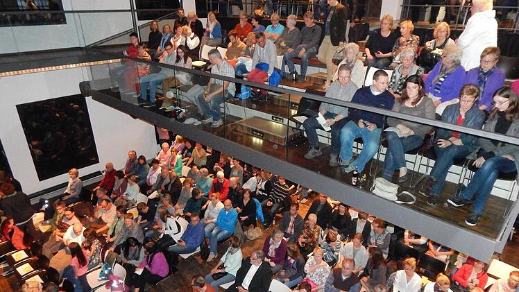 Über 200 Besucher waren in die Fortuna Kulturfabrik gekommen. Foto: Mona Lisa Eigenfeld