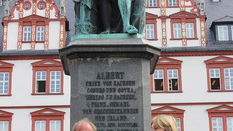 Mick Böhm und Zweite Bürgermeisterin Birgit Weber sind zwar keine Exil-Coburger, üben aber schonmal das Posieren mit Albert. Foto: Ulrike Nauer