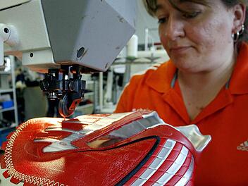 In der Scheinfelder Fabrik fertigt Adidas Fußball-Schuhe. Es ist der letzte verbliebene deutsche Produktionsstandort. Foto: Daniel Karmann, dpa/Archiv