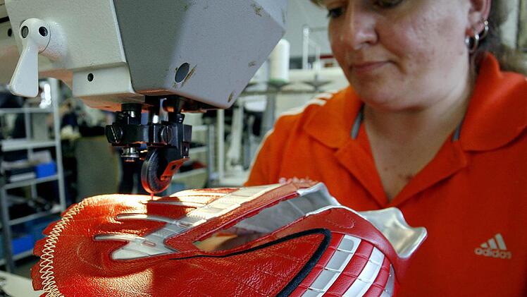 In der Scheinfelder Fabrik fertigt Adidas Fußball-Schuhe. Es ist der letzte verbliebene deutsche Produktionsstandort. Foto: Daniel Karmann, dpa/Archiv
