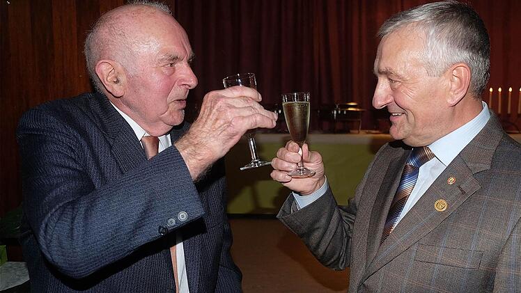 Kurt Selbert (rechts) gratuliert Rudolf Winter. Foto: Gerd Schaar