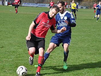 Der Eggolsheimer Routinier Tobias Hümmer (l.) schirmt den Ball zwar gegen Yusuf Öntürk, den neuen Reuther Spielertrainer, ab, dennoch ging das Derby als einzige Partie der letzten sechs DJK-Spiele mit 1:3 verloren. Am Samstag gastiert Eggolsheim nun beim formstarken SV Hetzles.  Foto: Leo Hühnlein