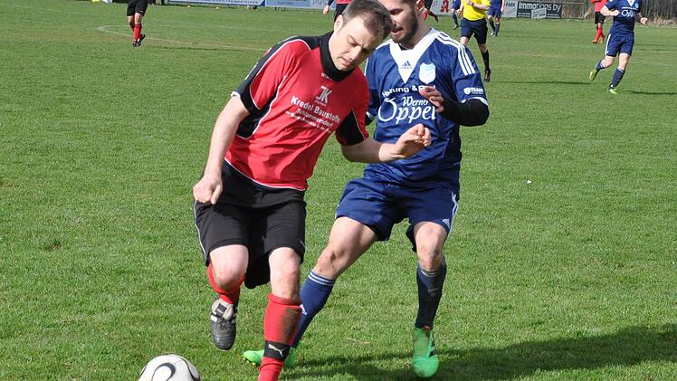 Der Eggolsheimer Routinier Tobias Hümmer (l.) schirmt den Ball zwar gegen Yusuf Öntürk, den neuen Reuther Spielertrainer, ab, dennoch ging das Derby als einzige Partie der letzten sechs DJK-Spiele mit 1:3 verloren. Am Samstag gastiert Eggolsheim nun beim formstarken SV Hetzles.  Foto: Leo Hühnlein