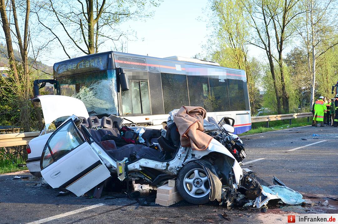 Miltenberg: Auto kollidiert mit Linenbus - ein Toter