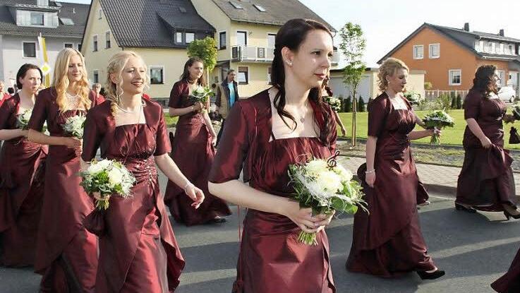 Eine Augenweide: die Festdamen aus Neufang  Foto: Veronika Schadeck