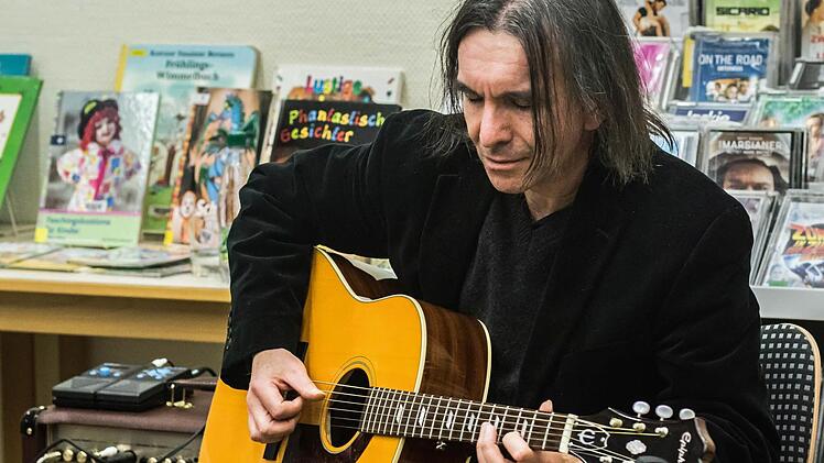 Manfred Kern und Harry Düll (Gitarre) gestalteten eine musikalische Lesung in der Stadtbücherei. Fotos: Jochen Berger
