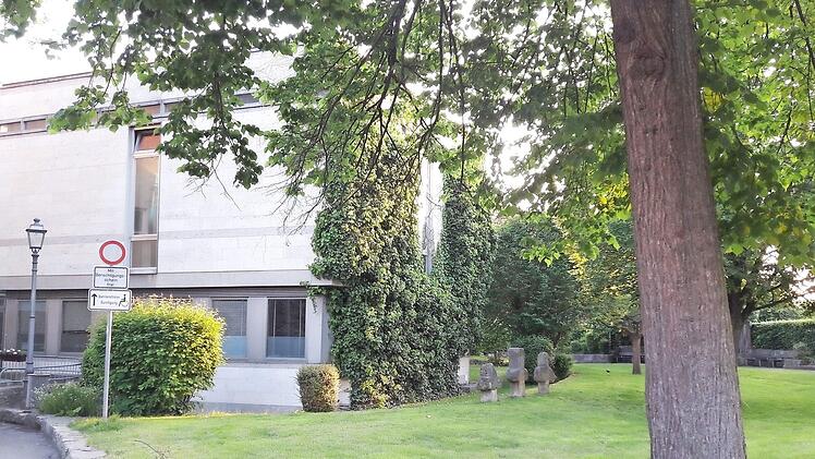 Das Herzogenauracher Rathaus soll abgerissen werden, der Schlossgraben wird neu angelegt. Die alten Bäume müssen aber weichen. Foto: Bernhard Panzer (Archiv)