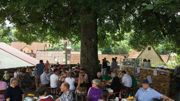 Unter der Linde war immer etwas los. Hier im Schatten fühlten sich Einheimische wie fremde Gäste wohl. Foto: Ralf Gundelach