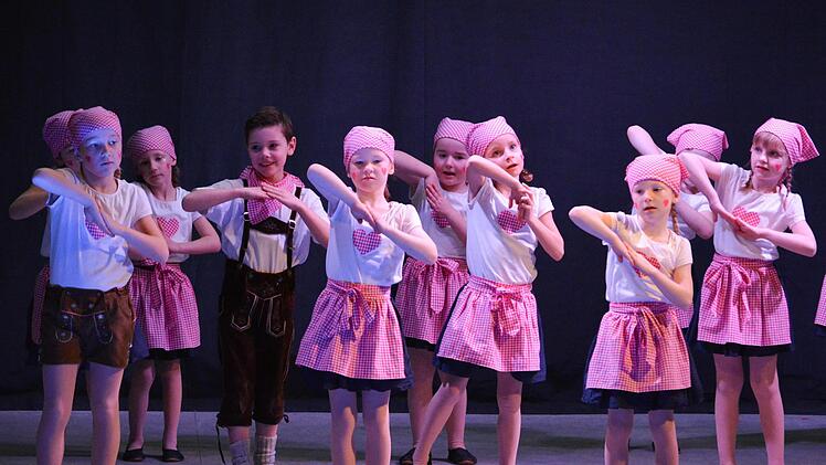 Die Bambini-Tanzgruppe heizte in der Zehnthalle ordentlich ein. Björn Hein