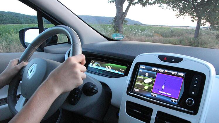 Lenkt sich gut: Die Überlandfahrt im E-Auto macht Laune.  Foto: Fuchs