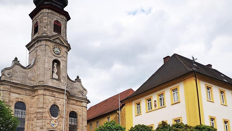 Imposanter Ort: Prölsdorf mit Kirche und Pfarrhaus