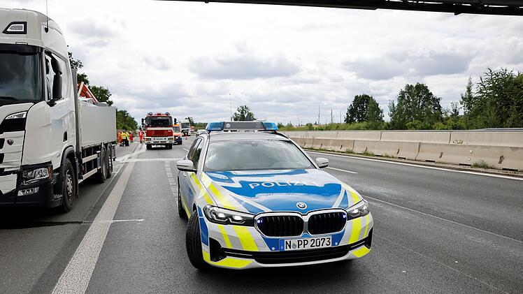 Erlangen: Unfall mit drei Lkw auf A3 - zwei Personen verletzt