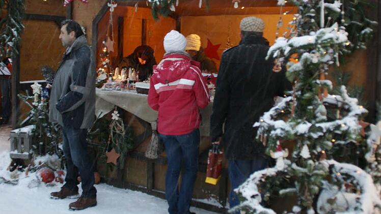 Trotz dichten Schneetreibens war der Adventsmarkt in Kirchaich gut besucht - und wer Deko kaufte, wusste sicher, dass sie auch witterungsbeständig ist. Foto: sw