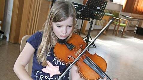 Sophie Gerke (11) spielt seit drei Jahren Bratsche und seit fünf Jahren Geige. Foto: Sonja Adam