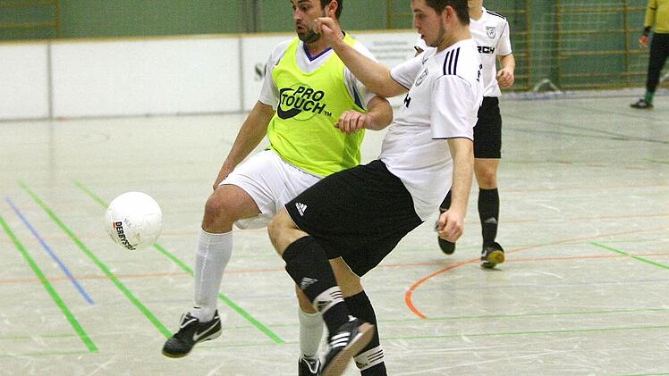 Im Spiel um Platz 3 behält der VfR Katschenreuth gegen den Klassenkameraden FC Marktleugast mit 4:1 klar die Oberhand. Hier ist allerdingst Luan Vanderlei (links/FC) etwas eher am Ball als Jens Scheibe (VfR).