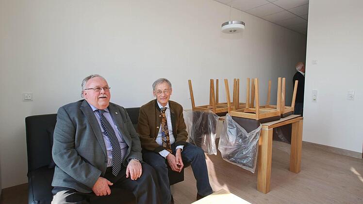 Bürgermeister Franz Streit und Klinikdirektor Reinhard Hautmann machen es sich in einem Personalappartement gemütlich. Foto: Barbara Herbst.