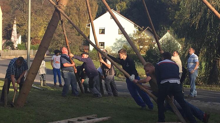 Rund 20 Männer packten beim Baumaufstellen tatkräftig mit an. Foto: Mona Lisa Eigenfeld