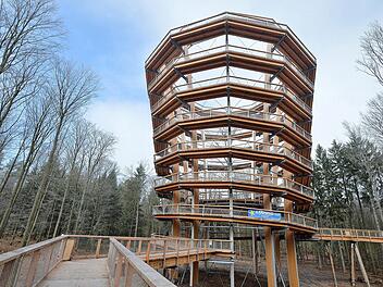 Exakt 42 Meter hoch ist der Walderlebnis-turm der Staatsforsten bei Ebrach. Ein 600 Meter langer Weg windet sich empor. Eröffnung ist am Samstag, 19. März.   Fotos: R. Rinklef