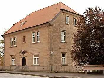 Einst Steinbacher Pfarrhaus, dann (und auch weiterhin) Jugendhaus und in Zukunft - zur Not - auch Unterkunft für Asylbewerber: Der Ebelsbacher Gemeinderat willigte in die Nutzungsänderung ein. Foto: Günther Geiling