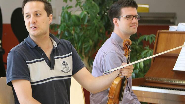 Impressionen vom Gesprächskonzert mit dem Aramis-Trio im Coburger Gymnasium Ernestinum. Der Auftritt war Besstandteil des Festivals "Klanggrenzen".Foto: Jochen Berger