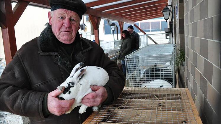 Beim ersten Taubenmarkt in diesem Jahr am Gasthaus Faber-Rädlein in Ibind war Willy Müller aus Lahm als Züchter dabei. Auf dem Arm hält er stolz einen Hasen der Rasse "Dalmatiner Rex". Foto: Simon Albrecht