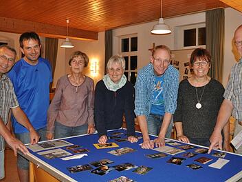 Fünf Jahrzehnte CVJM in Rentweinsdorf und Ebern - daran soll beim Jubiläumsfest am 25. Juni auch mit Bildern und Schriftstücken erinnert werden. Das Bild zeigt (von links) Willi Kreyer, Gerd Bodgendörfer, Lotte Elflein, Petra und Martin Lang, Uschi Kreyer sowie Wilfried Elflein.