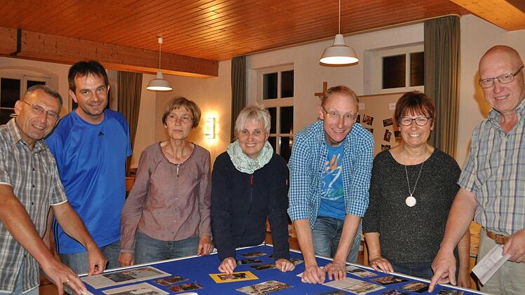 Fünf Jahrzehnte CVJM in Rentweinsdorf und Ebern - daran soll beim Jubiläumsfest am 25. Juni auch mit Bildern und Schriftstücken erinnert werden. Das Bild zeigt (von links) Willi Kreyer, Gerd Bodgendörfer, Lotte Elflein, Petra und Martin Lang, Uschi Kreyer sowie Wilfried Elflein.