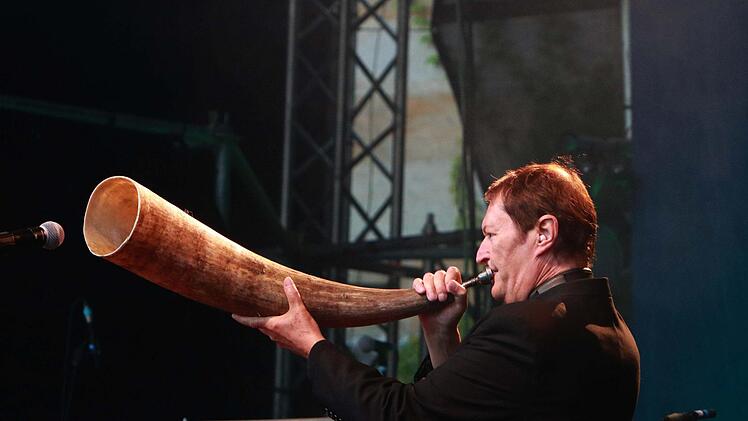 Hervorragende Musiker hat Hans-Jürgen Buchner in seiner Band Haindling versammelt. Ihr Tambach-Gastspiel war eine Glücksfall für Musikfans.Foto: Jochen Berger