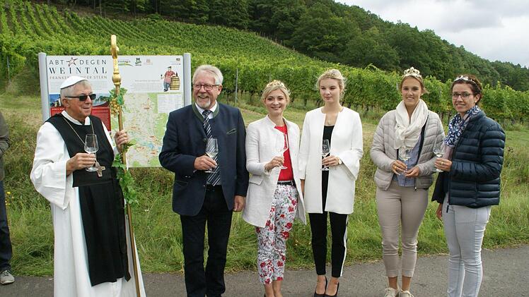 Strahlende Gesichter im Weinberg, auch wenn die Sonne nicht lachte (von links): "Abt Degen" Richard Schlegelmilch, Sands stellvertretender Bürgermeister Gerhard Zösch, Abt-Degen-Weintal-Prinzessin Elisabeth Goger, die Sander Weinprinzessin Anna-Lena Gottschalk, die fränkische Weinkönigin Silena Werner und die Oberschwappacher Weinprinzessin Theresa Pfister. Foto: Sabine Weinbeer